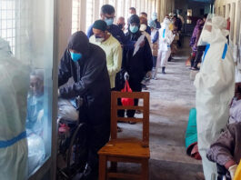 নমুনা দিতে এসে সংক্রমণের ঝুঁকি