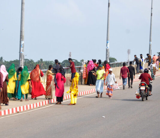 নগরে বেড়েছে মাস্ক ছাড়া চলাফেরা ও আড্ডা