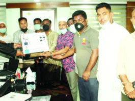 পুলিশ কমিশনারের কাছে যুবলীগ নেতা রিয়াদের সুরক্ষাসামগ্রী হস্তান্তর