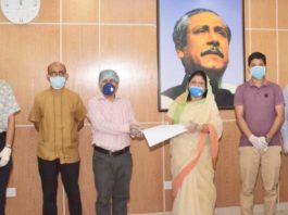 অধ্যয়নরত অস্বচ্ছল শিক্ষার্থীদের অর্থ সহায়তা দিলো চবি শিক্ষক সমিতি