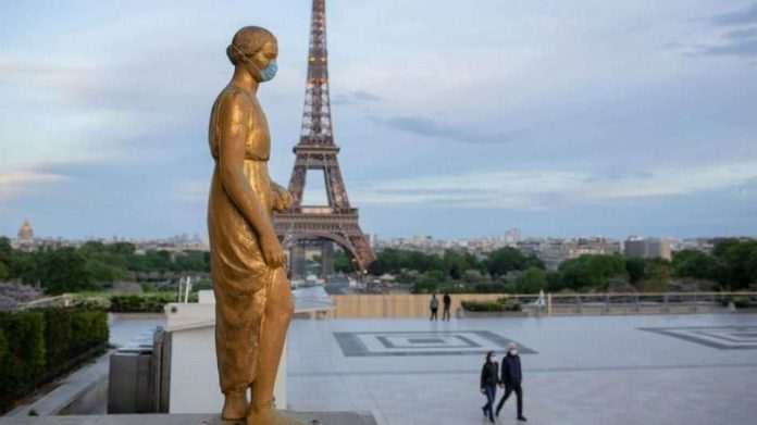 statue-wears-mask-near-eiffel-tower-ap-200504_hpMain_20200504-083611_16x9_992-rv4yqT