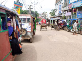 চকবাজারে স্বাস্থ্যবিধি না মেনে চলছে অবৈধ টমটম