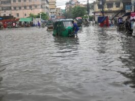 ঝরছে বৃষ্টি বাড়ছে শঙ্কা