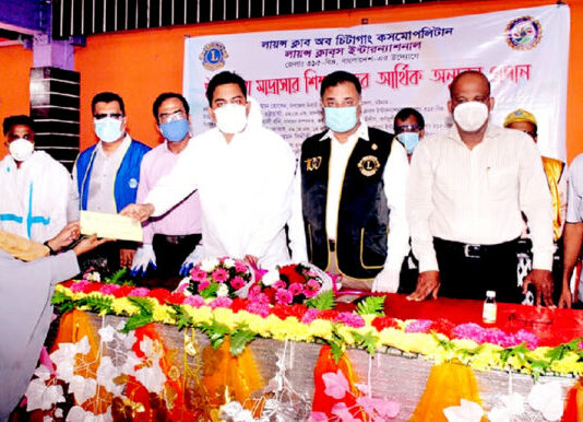 কসমোপলিটান লায়ন্স ক্লাবের আর্থিক অনুদান প্রদান মাদ্রাসার শিক্ষকদের মাঝে