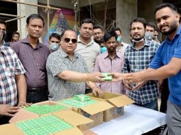 সাধারণ মানুষদের মাঝে ডেটল সাবান দিলেন সোলায়মান আলম শেঠ