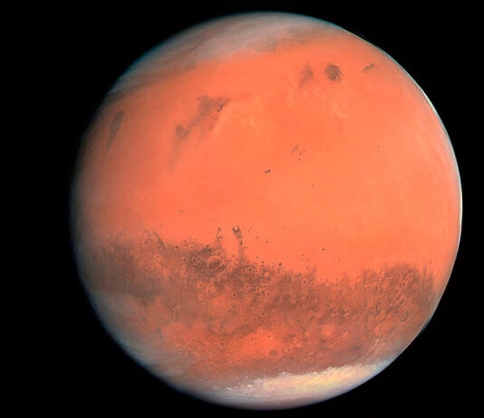 লাল হয়ে গেছে শনি গ্রহ