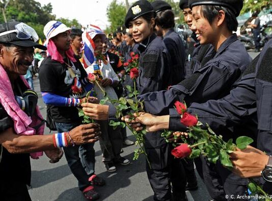 ফুল হাতে বিক্ষোভ করে যেসব দেশ