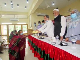 সড়ক রক্ষণাবেক্ষণের মহিলা কর্মীদের বেতন প্রদান রাউজানে