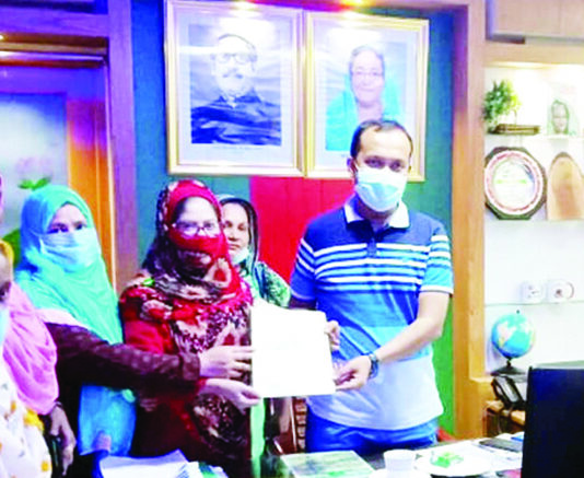 চকরিয়ায় ইউএনও’কে উপজেলা নারী উন্নয়ন ফোরামের স্মারকলিপি