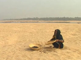 বালি খুঁড়ে পাওয়া কয়লায় চলে জীবন