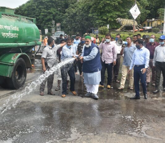 নগরীকে ধুলোবালিমুক্ত রাখতে পানি ছিটানো কার্যক্রম উদ্বোধন