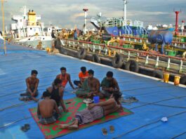 নৌযান ধর্মঘটে অচলাবস্থা