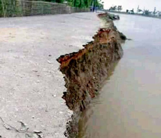 মাতামুহুরীর গর্ভে বিলীন হচ্ছে বদরখালী-বাঘগুজারা সড়ক