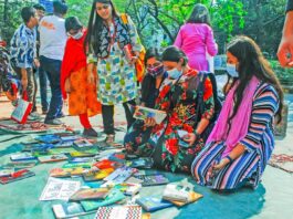 বইময় ফুটপাতে শিক্ষার্থীদের উচ্ছ্বাস