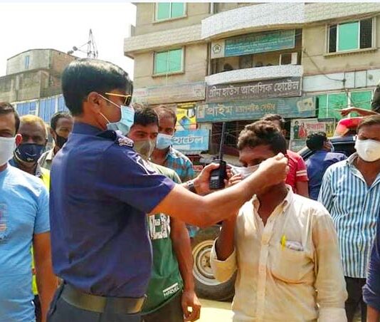 ফটিকছড়ির নাজিরহাট হাইওয়ে পুলিশের মাস্ক বিতরণ
