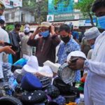 শেষ মুহূর্তের কেনা কাটায় ব্যস্ত ক্রেতারা