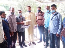 সাংবাদিকদের সুরক্ষা সামগ্রী দিলেন জেলা পরিষদের সদস্য