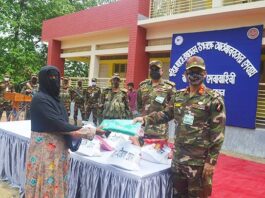 মাটিরাঙায় সেনাবাহিনীর ত্রাণ বিতরণ