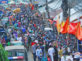 স্বাস্থ্যবিধি ভেঙে ক্রেতার স্রোত ফুটপাতে