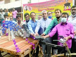 নগর স্বেচ্ছাসেবক লীগের রিকশা ভ্যান বিতরণ