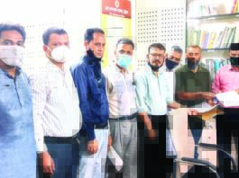 শিক্ষা প্রতিষ্ঠান খোলার দাবিতে স্মারকলিপি