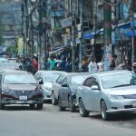 রাস্তা দখল করে চলছে গাড়ি মেরামত জনভোগান্তি তুঙ্গে