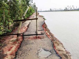 বাঘগুজারা-বদরখালী সড়ক মাতামুহুরীতে বিলীন