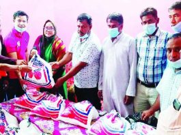 গুমানমর্দন বালুখালীতে খাদ্য সামগ্রী বিতরণ