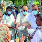 অসহায়দের মাঝে খাবার বিতরণ মহিউদ্দিন চৌধুরী স্মৃতি সংসদের