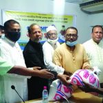 কর্মহীন শ্রমিকদের খাদ্য উপহার সামগ্রী বিতরণ