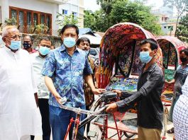 বান্দরবানে অসহায়দের মাঝে রিক্সা, ভ্যান বিতরণ