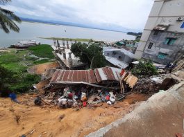 ধসে পড়ল কাপ্তাই হ্রদের পাড়ে পাঁচ দোকানঘর