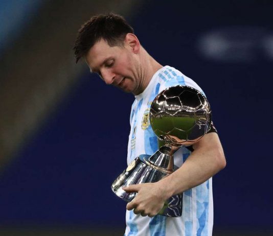 মেসির হাতে গোল্ডেন বল এবং বুট