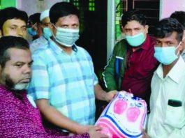 বন্যার্তদের মাঝে চেয়ারম্যান অধ্যাপক শফিউল্লাহ’র ত্রাণ