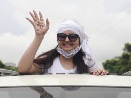 কারাগার থেকে বেরিয়ে মেহেদি রাঙা হাতে ‘বিচ’ বার্তা পরীমনির