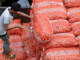 পেঁয়াজ রপ্তানিতে ৪০ শতাংশ শুল্ক বসাল ভারত