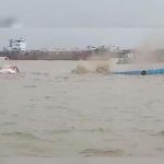 বঙ্গোপসাগরে লাইটার জাহাজ ডুবি, ১৩ নাবিক ফিরলেন সাঁতরে