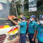 গণপরিবহনে লাগছে লাল সবুজের স্টিকার