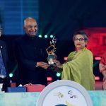 ভারতের রাষ্ট্রপতিকে মুজিব চিরন্তন শ্রদ্ধাস্মারক প্রদান