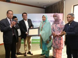 ইউআইটিএস থেকে গোল্ড এমব্লেম পেলেন মালয়েশিয়ান মন্ত্রী জুরাইদা কামারুদ্দিন