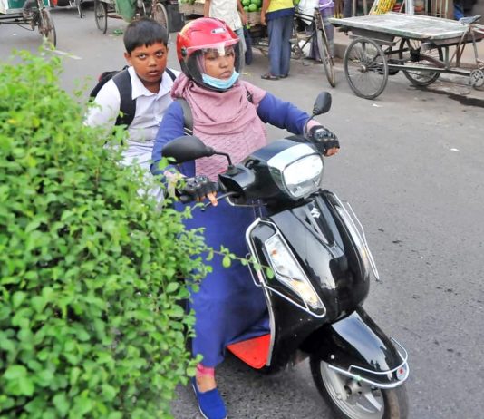 বাড়ছে নারী বাইকার