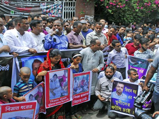 খুনিদের গ্রেফতারের দাবি