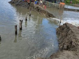 বাঁশখালীতে বেড়িবাঁধ উপচে লোকালয়ে পানি