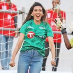 হাত দিয়ে গোল করে ধরা পড়লেন মিম!