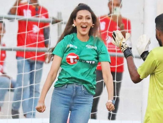 হাত দিয়ে গোল করে ধরা পড়লেন মিম!