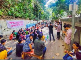 চবির চারুকলা শিক্ষার্থীদের সড়ক অবরোধ