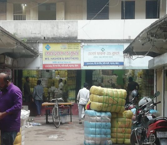 খাতুনগঞ্জে ব্যস্ততা বাড়ছে ‘গাইড’ বিক্রেতাদের