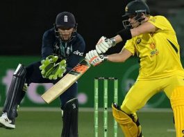 অস্ট্রেলিয়ার সামনে অসহায় টি-টোয়েন্টি চ্যাম্পিয়নরা