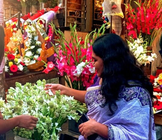 ‘হে প্রিয়, নববর্ষে ফুলেল শুভেচ্ছা নিও’