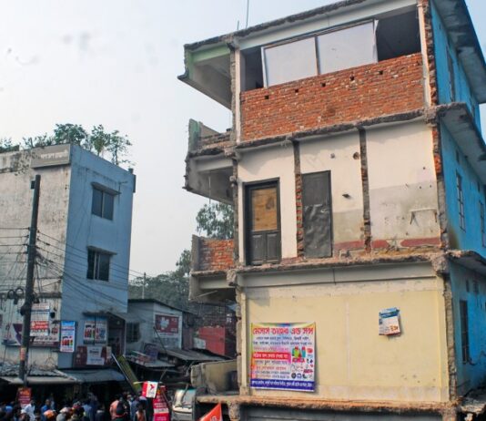 হেলে পড়া ভবন ভেঙে ফেলার তাগিদ